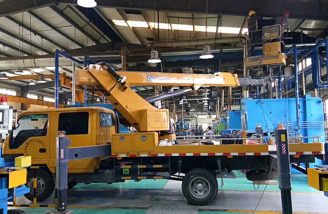 14米混合臂高空作业车助力某工厂车间改造